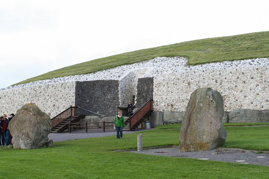 IMG_1435.JPG - Newgrange entrance from afar