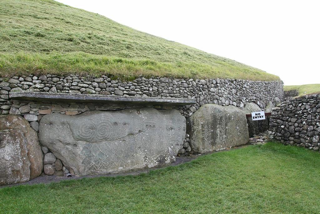 IMG_1454.JPG - Newgrange at the back
