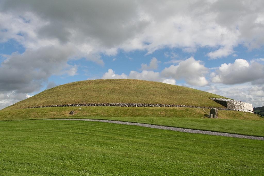 IMG_1461.JPG - Newgrange in profile