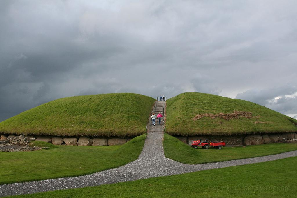 IMG_1474.JPG - Knowth from the back