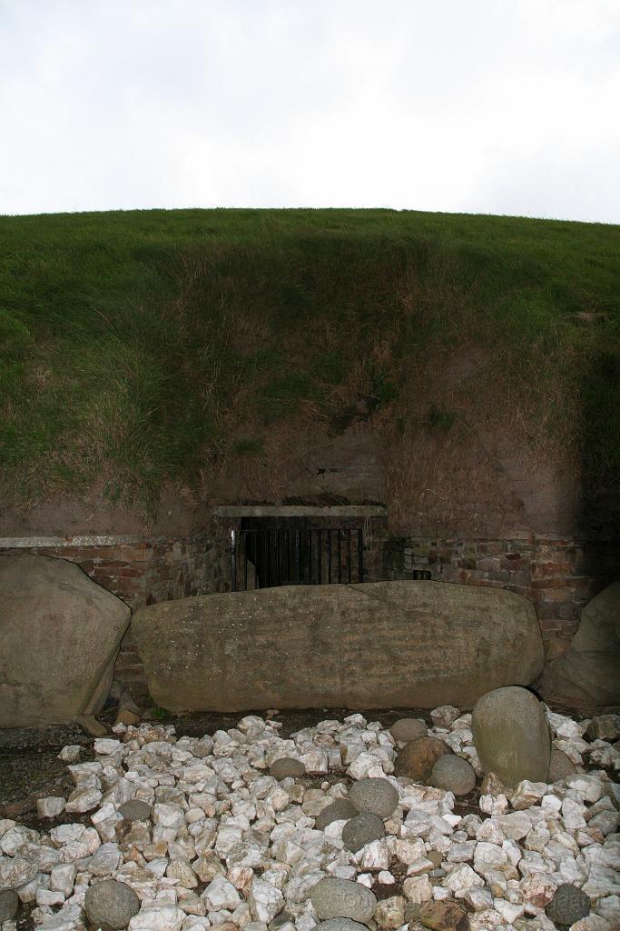 IMG_1507.JPG - The other entrance at Knowth