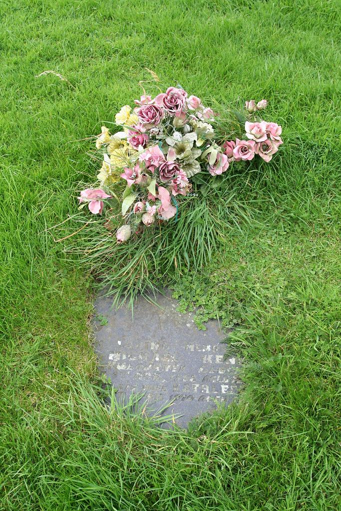 IMG_1592.JPG - Some of the graves are actively visited