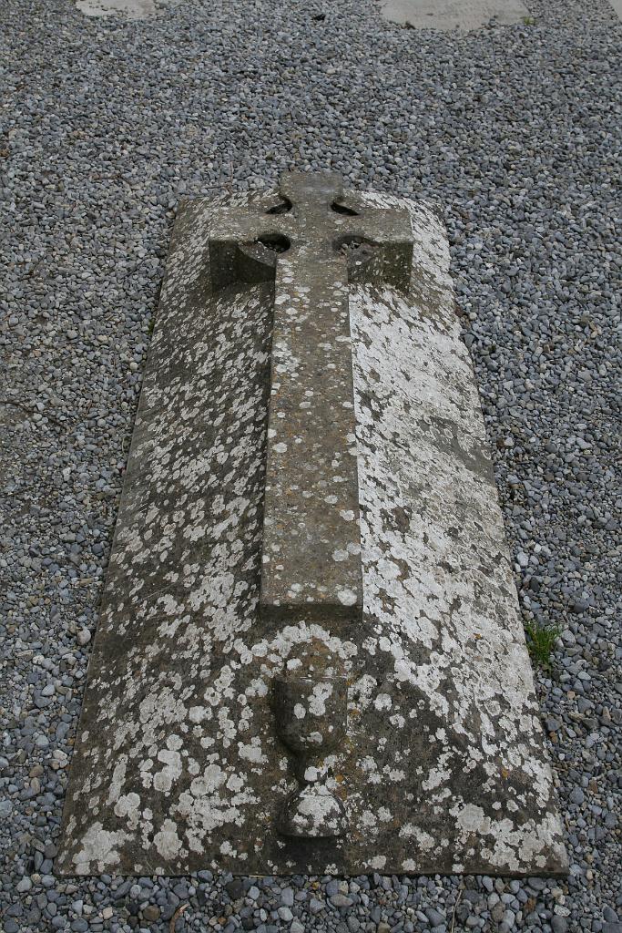 IMG_1617.JPG - Grave inside one of the ruins