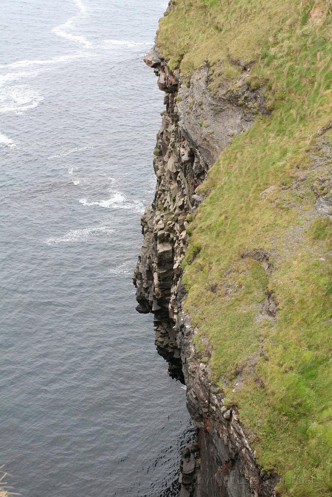 IMG_2236.JPG - The cliffs south of Kilkee
