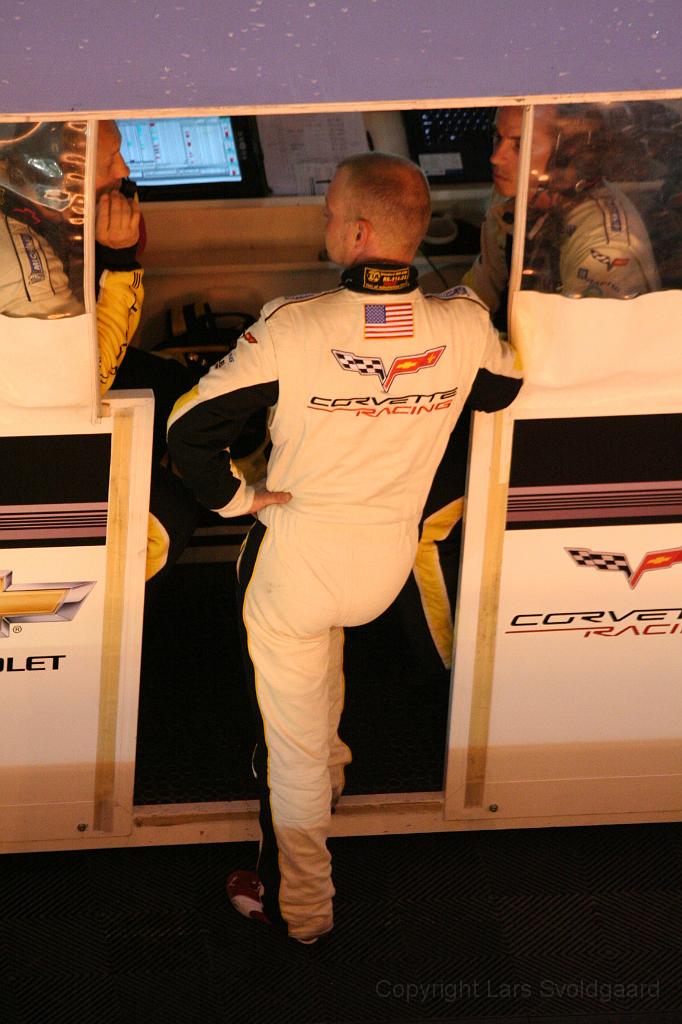 IMG_0482.JPG - Strategic talks in the Corvette pit