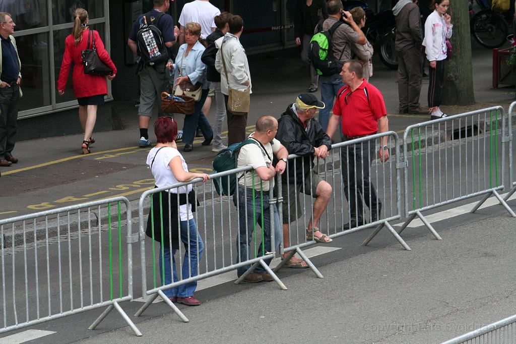 IMG_0641.JPG - Crowd waiting for the driver's parade