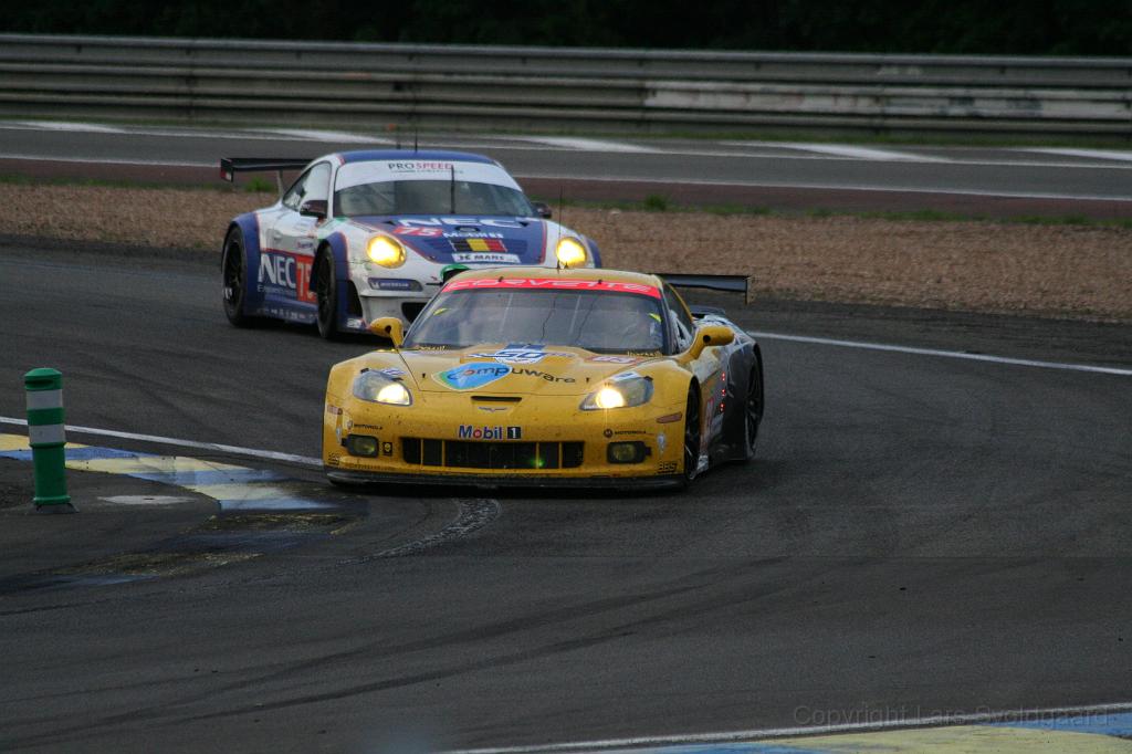 IMG_1214.JPG - #63 Corvette and #75 Porsche at the end of the Mulsanne straight